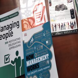 Bộ Sách Hình Ảnh Về Essential Management của DK